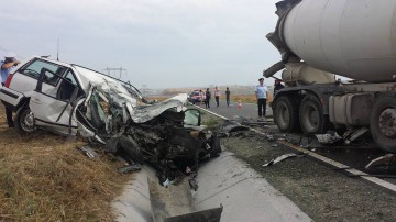 A MURIT şoferul care s-a izbit cu maşina de o betonieră, pe DN22