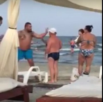 Dosar penal în cazul femeii pălmuite pe o plajă din Mamaia: agresorul a fost identificat şi amendat!