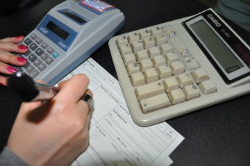 Firmele cu datorii la stat vor fi scutite de penalităţile de întârziere dacă plătesc principalul până în martie 2016