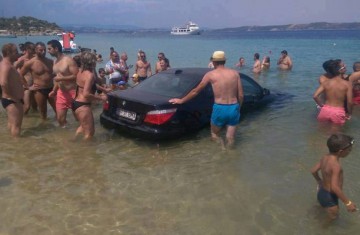 Suntem ruşinea lumii! Un cocalar din România a ajuns cu BMW-ul direct în mare! S-a întâmplat în Grecia!