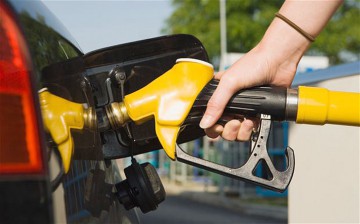 Preţul petrolului se prăbuşeşte pe zi ce trece