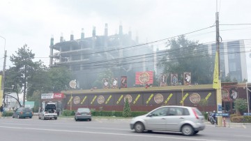 Panică la „Casa Manelelor”! Hotelul din vecinătate a luat foc