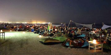 Turiştii şi constănţenii, invitaţi la teatru pe plajă
