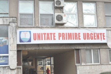 Copil de 2 ani, în stare gravă după ce a fost împins de la etaj