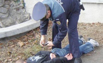 Cercetat în mai multe dosare, un tânăr a dat alte lovituri în Constanţa