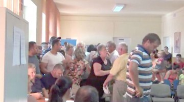 După gorila din Mamaia, a apărut şi maimuţoiul din Kogălniceanu, care ia la şuturi o femeie la şedinţa de consiliu