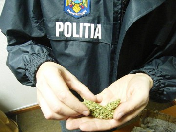 Trei indivizi, reţinuţi pentru trafic de droguri