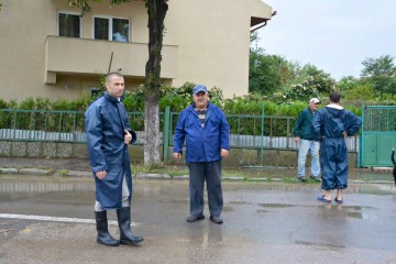 Primarul Mangaliei îşi prezintă pe reţelele de socializare vizita în cizme de cauciuc