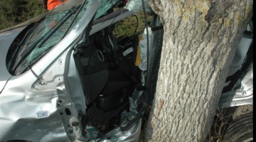 La Eforie: un minor a sustras o maşină şi s-a înfipt cu ea în copac!
