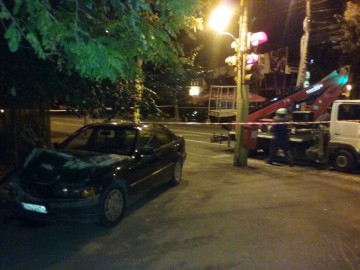 Un BMW cu numere de Bulgaria a rupt un stâlp pe Ferdinand!