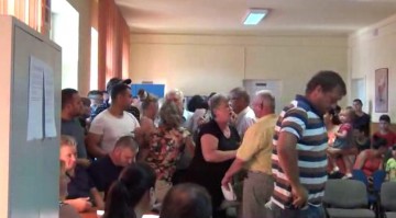 După gorila din Mamaia, a apărut şi maimuţoiul din Kogălniceanu! Fostul primar Mureşan a lovit o femeie la şedinţa de consiliu