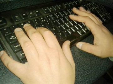 Peste 50% dintre români își rezervă vacanța online