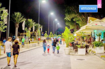 Concluziile turiştilor care nu-şi supraveghează copiii: Dumnezeu rupe mâini pe faleza din Mamaia