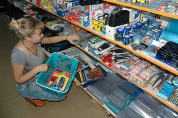 Controale OPC la hipermarket-urile din Constanța. Inspectorii au verificat promoţiile la rechizite