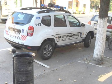 Poliţia locală din Odorheiu Secuiesc şi-a inscripţionat maşina în maghiară: E cel mai bine pentru ai noştri!