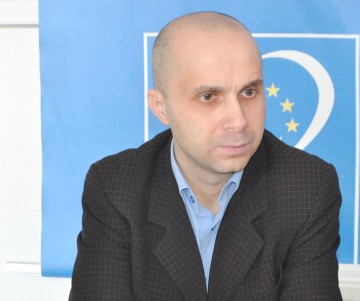 Mihai Petre revoltat pe CJC. Vrea ca cinema Republica să se numească „Jean Constantin”