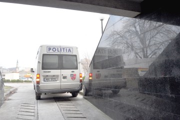 A spart două locuinţe şi a bătut un martor ocular