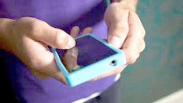 Prins în timp ce încerca să vândă o bucată de gresie pe post de telefon
