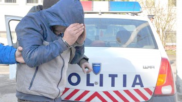Doi indivizi au spart o locuinţă de pe strada Mircea cel Bătrân: au furat bunuri în valoare de 4.300 de lei!