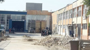 Alertă la fosta fabrică Integrata: s-a prăbuşit plafonul clădirii peste un dulgher