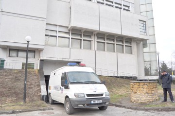 Bărbatul care şi-a snopit mama în bătaie, trimis în judecată