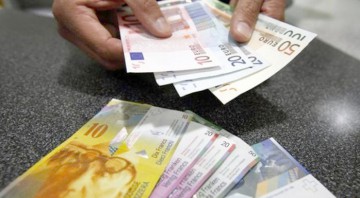 Francul a scăzut cu doi bani la cursul BNR