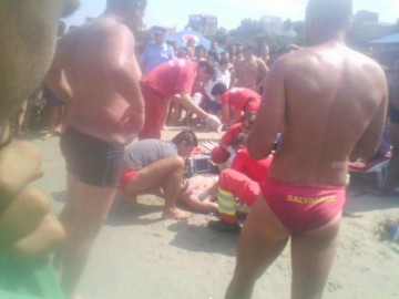 Doi tineri, la un pas de înec în Mamaia, în timp ce pe plajă e arborat steagul galben: 