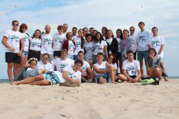 Curăţenie generală pe plaja din 2 Mai, cu voluntari din 5 ţări