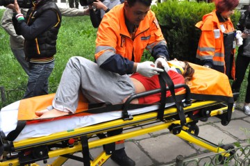Femeie rănită grav după ce a traversat strada prin loc nepermis