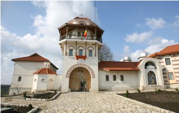 Procesiune la Izvorul Tămâduirii de la Mânăstirea Dervent