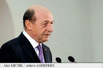 Băsescu: Iohannis ar trebui să ceară o decizie a Parlamentului privind refugiaţii