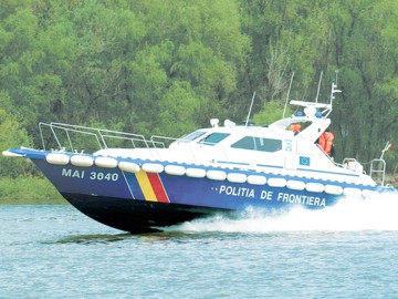 Turişti români, răsturnaţi cu ambarcaţiunea, salvaţi de poliţiştii de frontieră