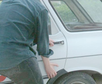 Copil al străzii, urmărit naţional, prins în timp ce spărgea o maşină