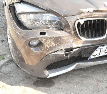 O şoferiţă cu BMW s-a „înfipt” într-o altă maşină