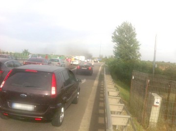 Panică pe Autostrada Soarelui: o maşină a luat foc