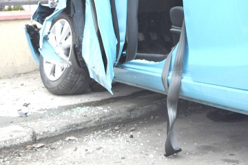 Şoferii băuţi şi fără permis fac ravagii pe şosele: lovesc maşini parcate