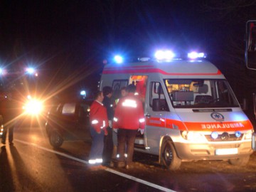 Accident rutier GRAV la Pietreni: o maşină a intrat în copac