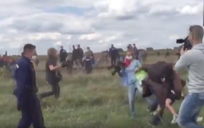O femeie cameraman, surprinsă lovind refugiații în Ungaria O femeie cameraman, surprinsă lovind refugiații în Ungaria