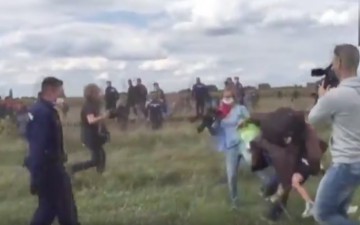 O femeie cameraman, surprinsă lovind refugiații în Ungaria