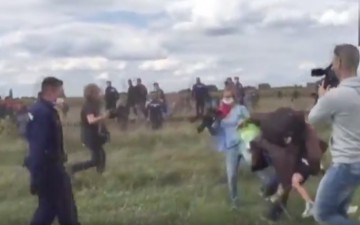 O femeie cameraman, surprinsă lovind refugiații în Ungaria