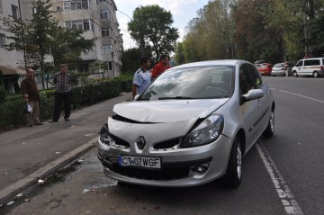 Un şofer mort de beat a intrat în două maşini parcate după care a vrut să fugă!