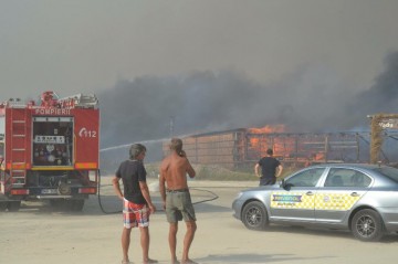INCENDIU TERIBIL: Cherhanaua Vadu Pescarilor, mistuită de flăcări