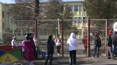Elevă bătută crunt de o colegă, la şcoală în sala de curs Elevă bătută crunt de o colegă, la şcoală în sala de curs