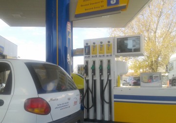 Petrom a ieftinit carburanţii: motorina costă 4,8 lei/l, benzină la 4,9 lei/l
