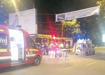 Un tânăr a ajuns la spital în stare GRAVĂ după ce a intrat cu maşina într-un panou publicitar
