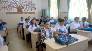 Toţi elevii din Agigea au primit rechizite şcolare gratuite