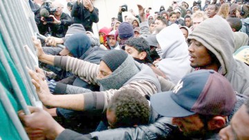 Criza imigranților: Ungaria a arestat mecanicul unui tren cu imigranţi, dezarmând 40 de poliţişti. Croaţia neagă