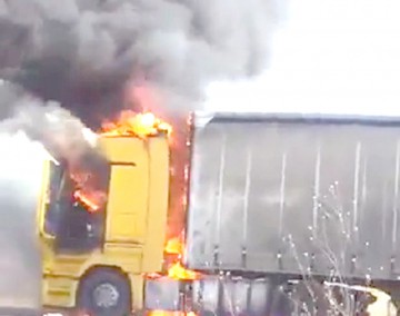 Un TIR a luat foc pe Autostrada Soarelui