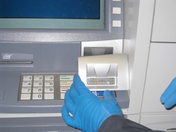 Cetăţeni străini, arestaţi pentru skimming