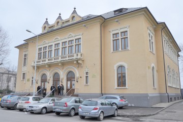 Începe judecata în cazul a două femei, acuzate de înşelăciune